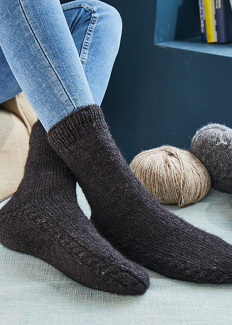 R0348 Cabled Socks