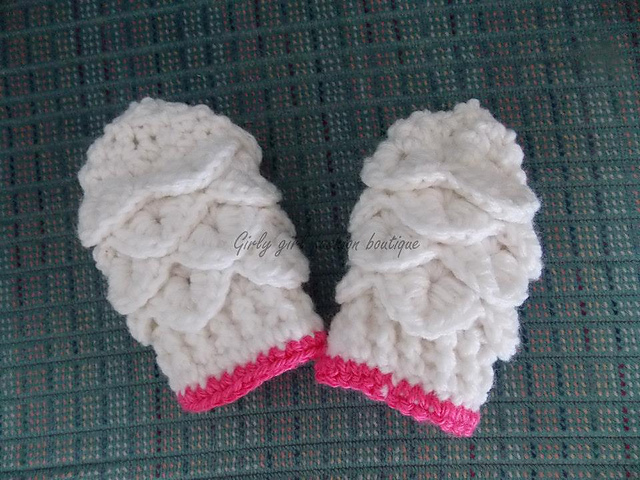 croco stitch baby mitten