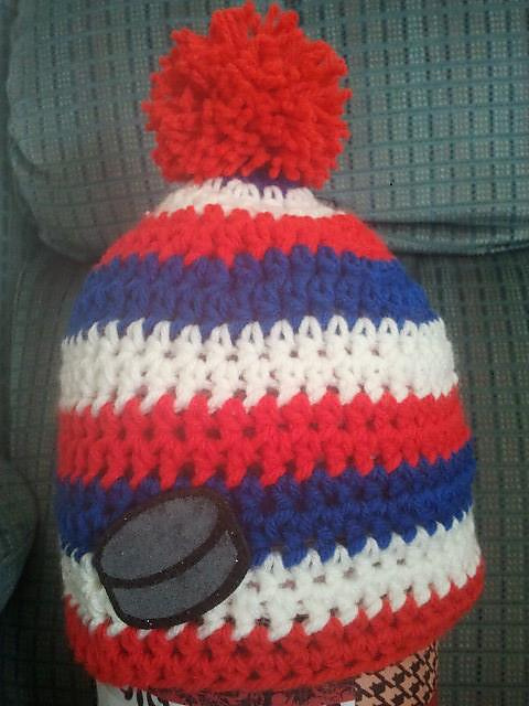 Pom pom stripes hat