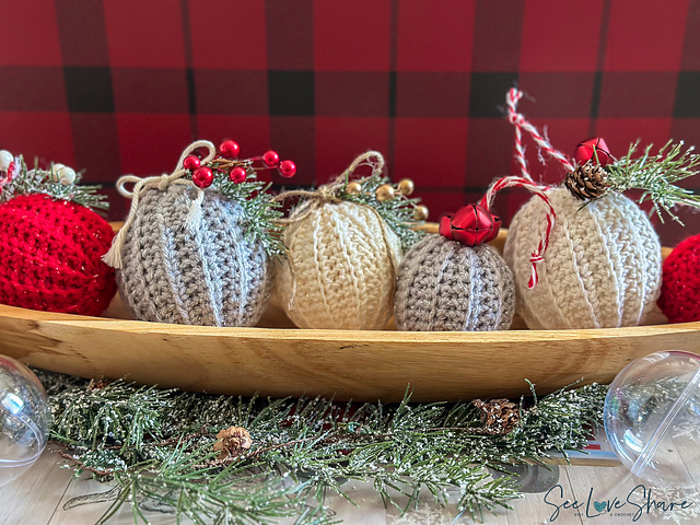 Simple Ribbed Ornament