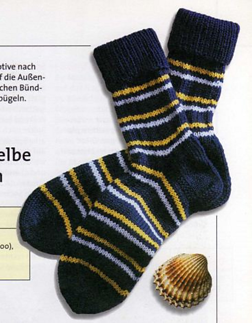 Blau-weiß-gelbe Ringelsocken