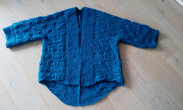 # 12 Quergestrickte Jacke mit Ajourmuster