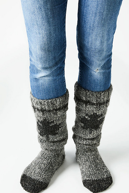 Maple Leaf Reading Socks