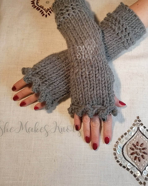Geillis Duncan Armwarmers