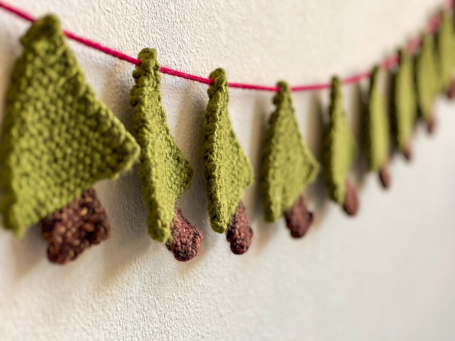 Rockin' Around The Christmas Tree Garland