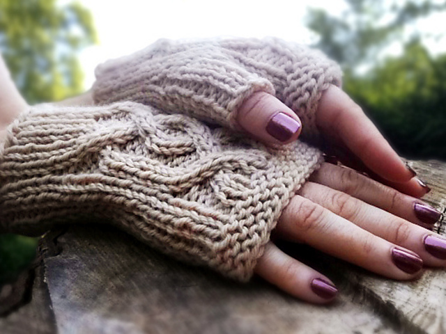 Cabled Handsies