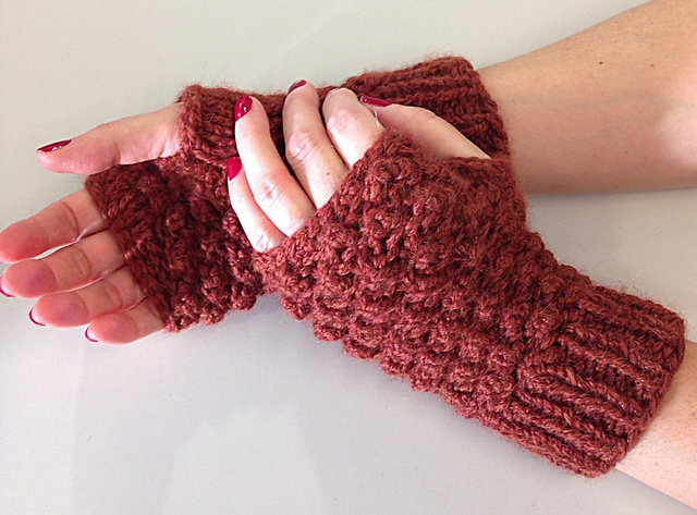 Su's raspberry stitch mittens
