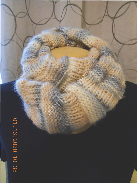 Simply Copycat Cowl