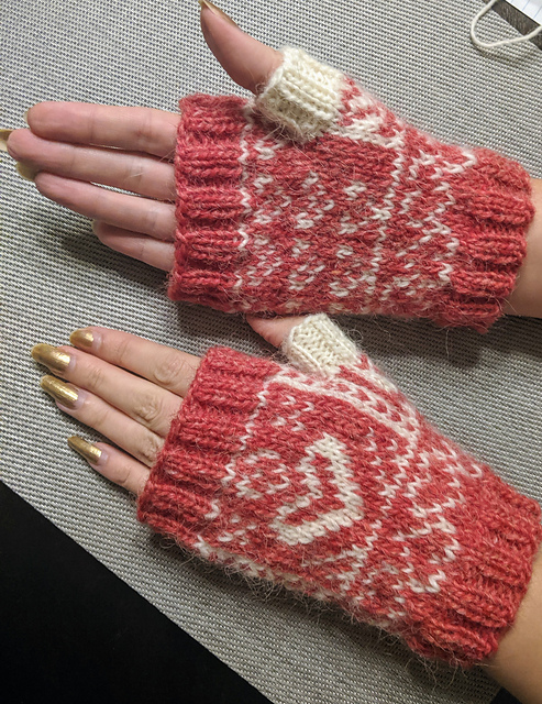Piece of My Hjerte Fingerless Gloves