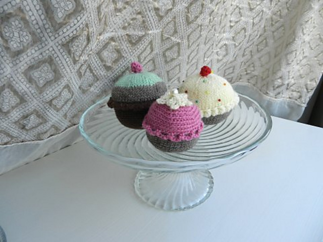 Neulotut ja virkatut cupcake-kakut