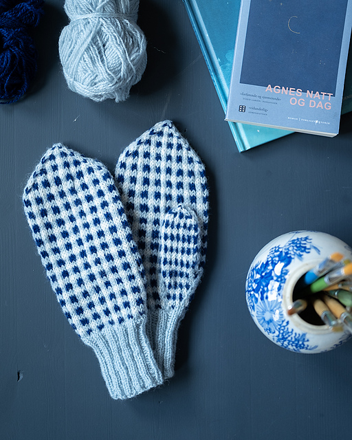 Color checker mittens / Fargerutevottar