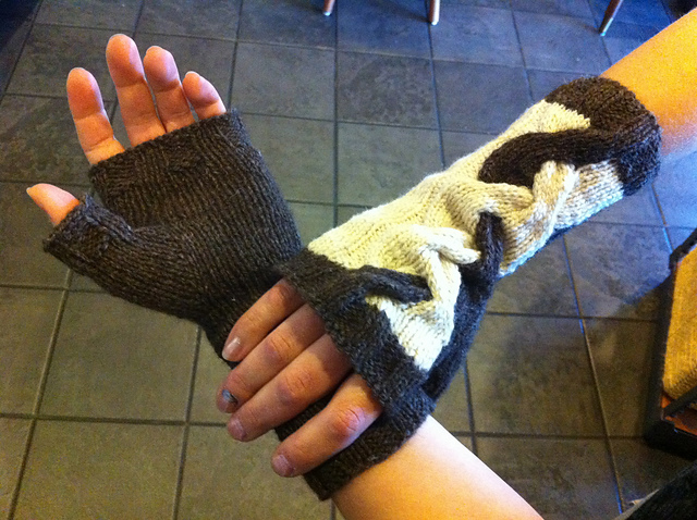 #39 Two-Color Cabled Mitts