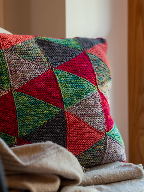Triangles, a knitted quilt