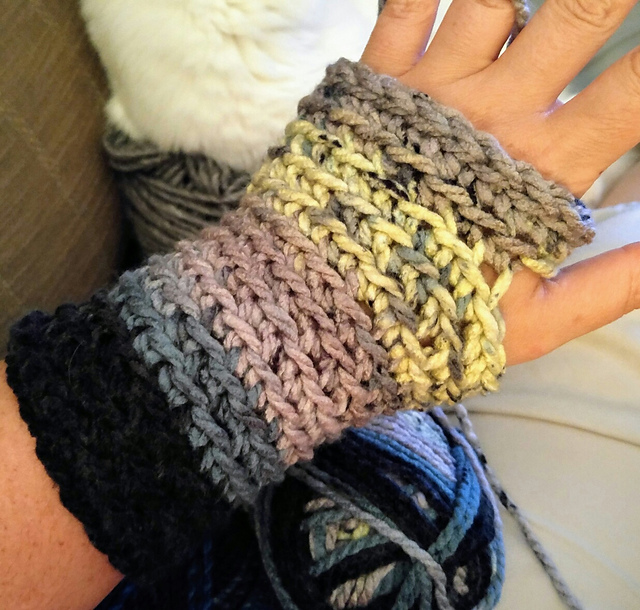 2episode 16row wrist mitts