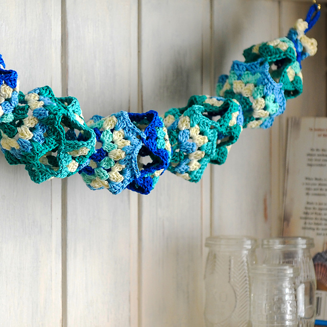 Expandable celebration garland
