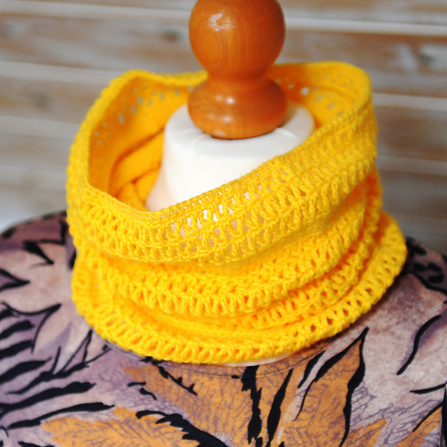 Lightweight lace cowl