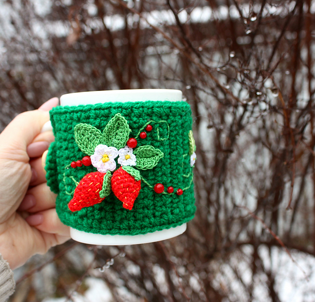 Mug cosy with strawberries