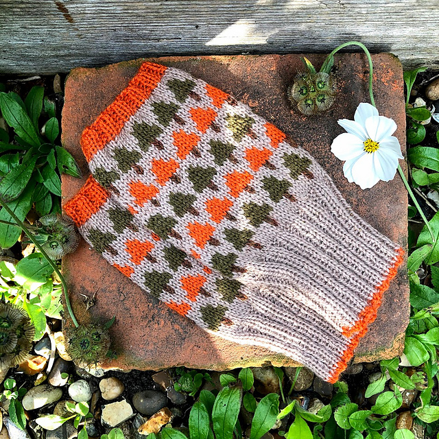 Ravelry Trees Fingerless Gloves pattern by Jade Nice
