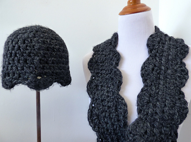 Matching Scalloped Hat & Scarf Set