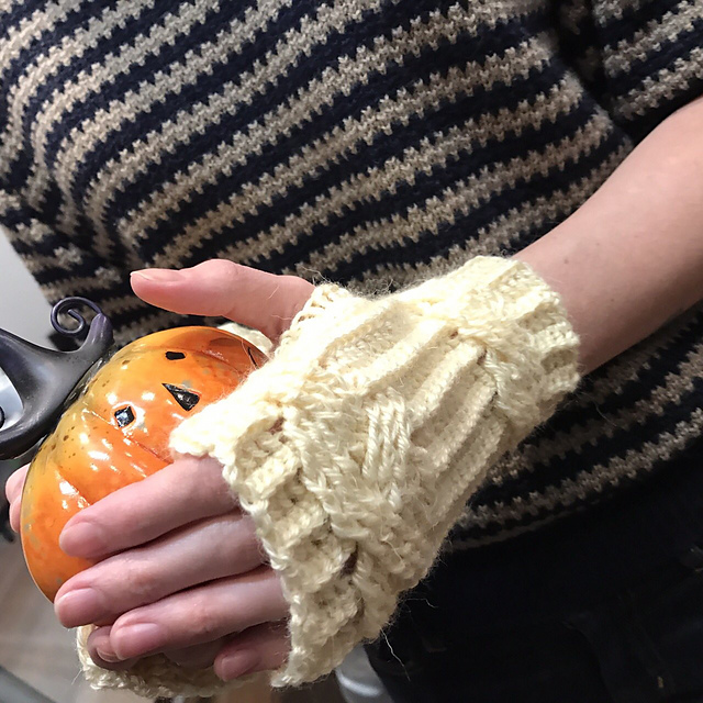 Mitts decorated with plaits