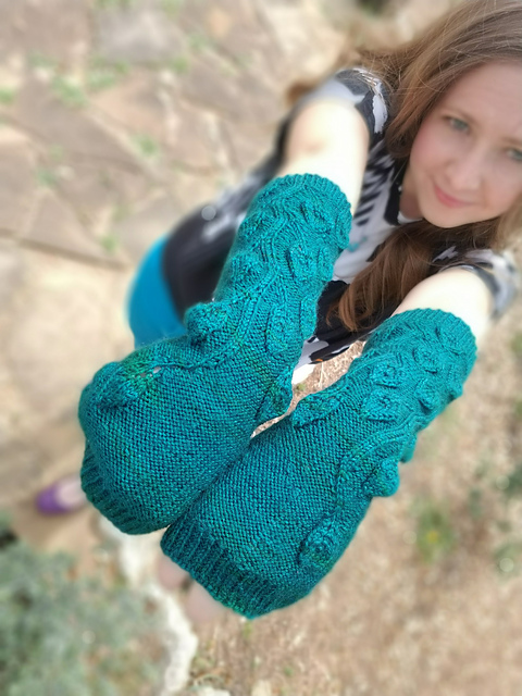 Wandering Vine Fingerless Mitts: Leaf Motif Knit