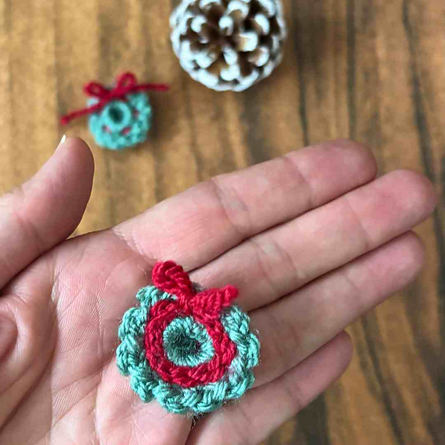 Tiny Christmas Wreath Appliqué