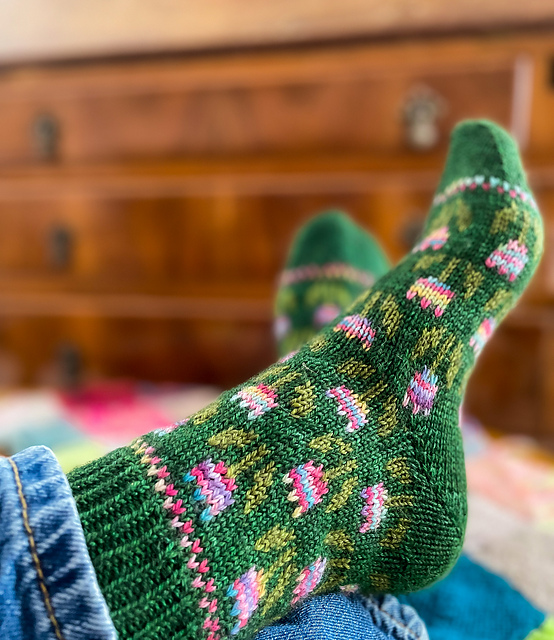 トップス Flower knit setup Asymmetrical flower-embroidered top - Women | MANGO USA