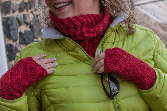 ZigZag Rib Mitts and Cowl