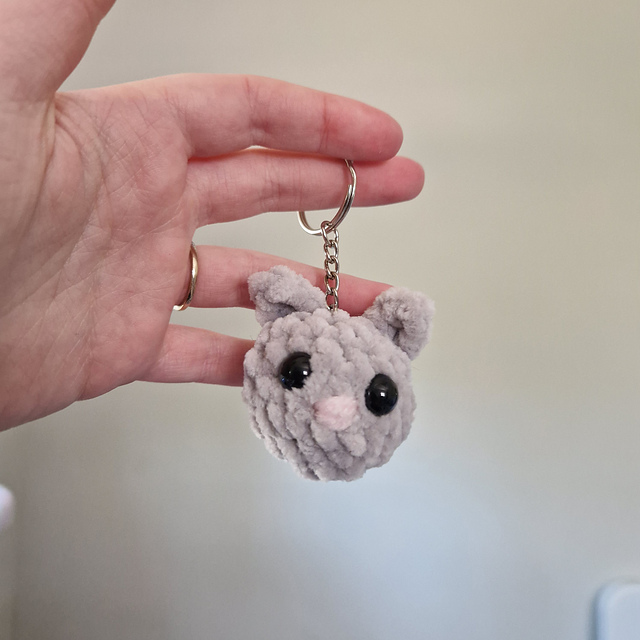 Cat head crochet keyring