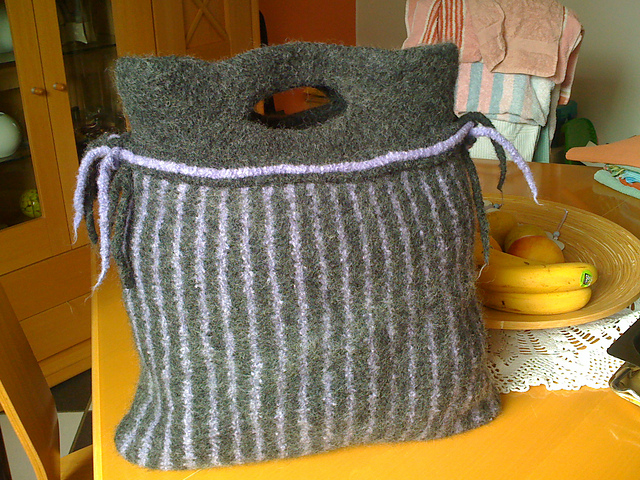 Graue Tasche mit lila Streifen