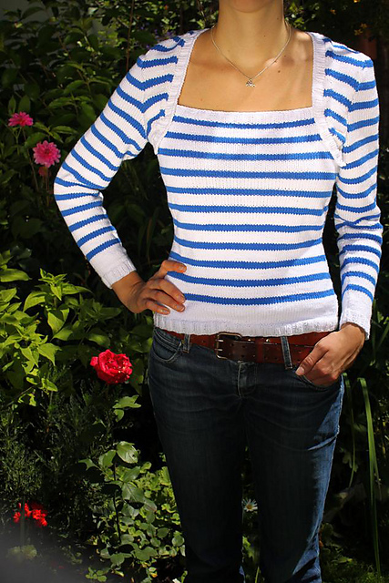 21 Weiß-blauer Ringelpullover