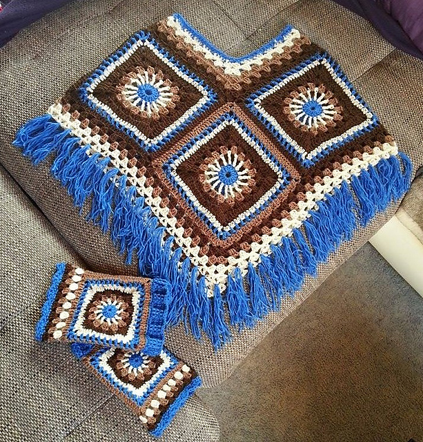 Poncho mit passenden Stulpen