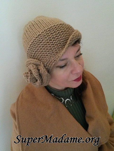 Bonnet cloche à la rose