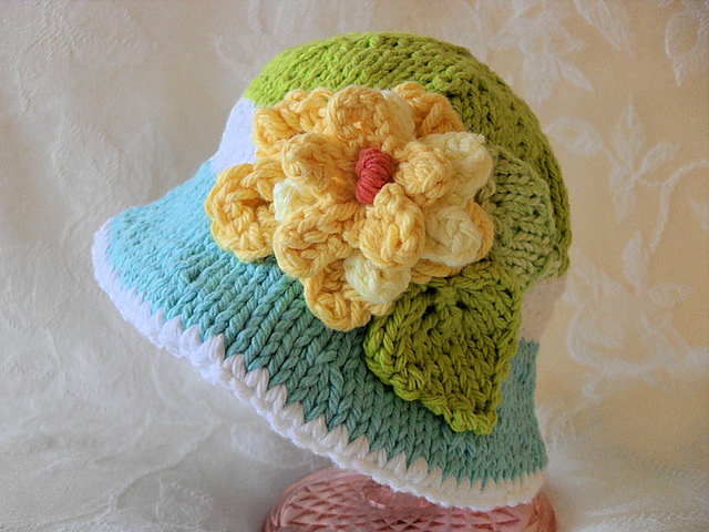 Fun in the Sun Brimmed hat with Flower
