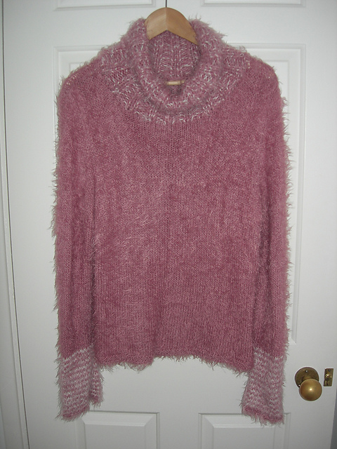 # 28 Flauschiger Pullover mit Rollkragen und gestreiften Ärmelblenden