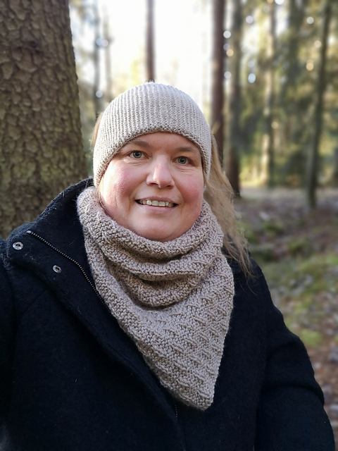 Neulaset Cowl