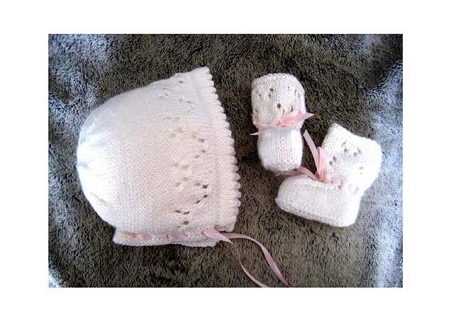 Baby Butterfly Bonnet & Booties Set (4-ply)
