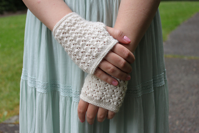 White Swan Wrist Warmeres