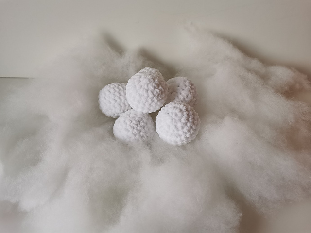 Ravelry: Snowballs Indoor play pattern by Swecraftcorner