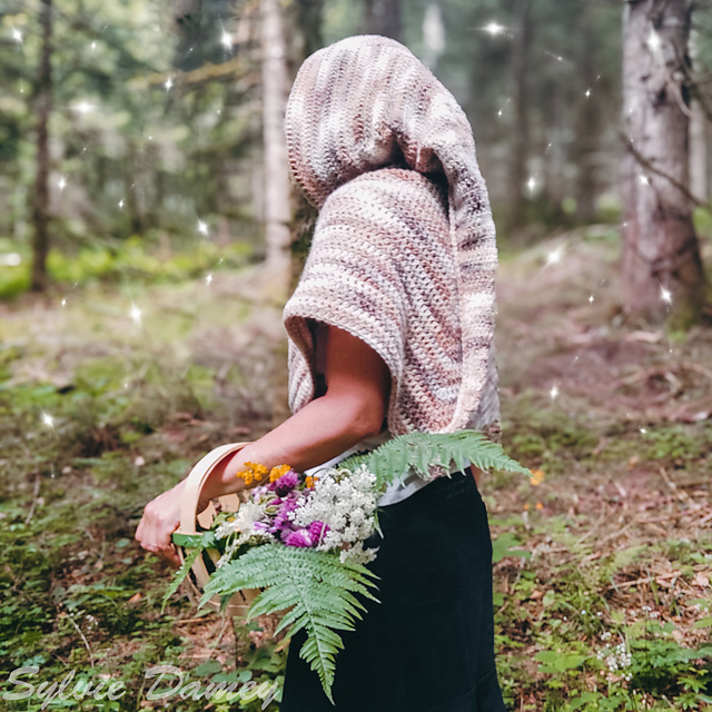 Ravelry: Sassenach hooded shawl pattern by Sylvie Damey