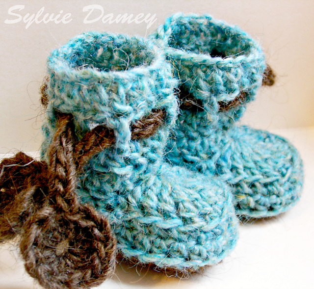 Dancing poppies Baby booties