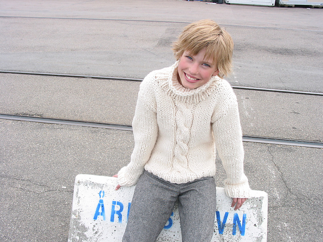 Sweater med snoninger og rullekrave