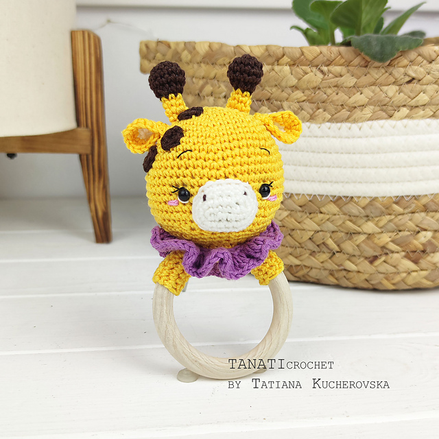 Giraffe rattle in wooden ring