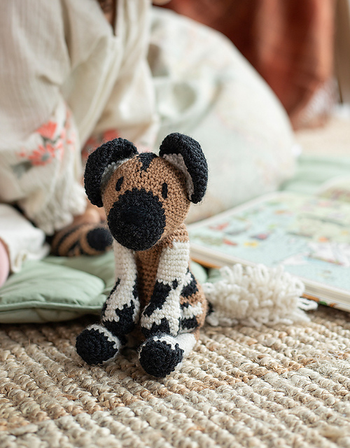 【ハンドメイド】犬のぬいぐるみ＊ツイード生地アクセント Ravelry: Savanna the African Painted Dog pattern by TOFT UK