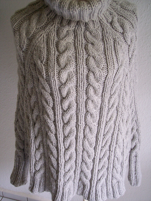 2 Grauer Poncho mit Zopfmuster- gray poncho with cables