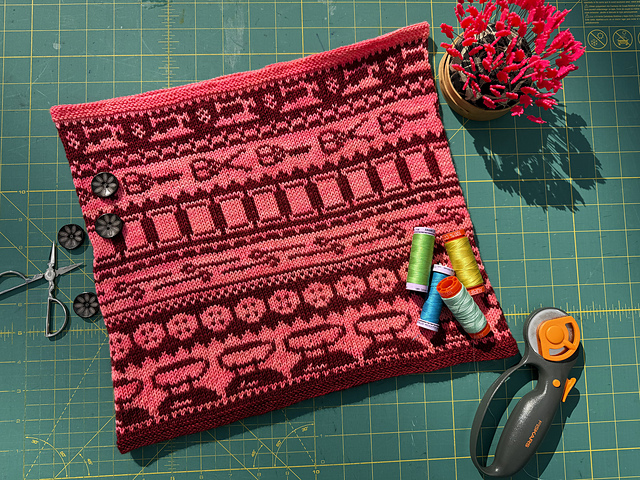 Ravelry: Sew, You're A Knitter Cowl pattern by Tanis Gray