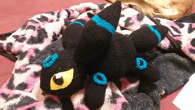 Knitted baby Umbreon ;)