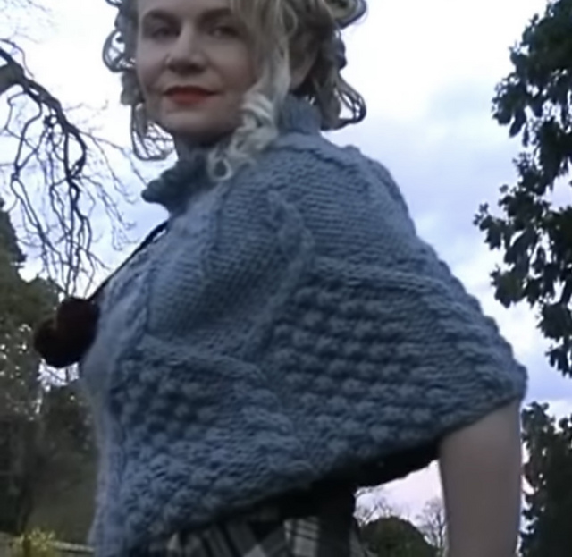 ARAN CAPELET or PONCHO