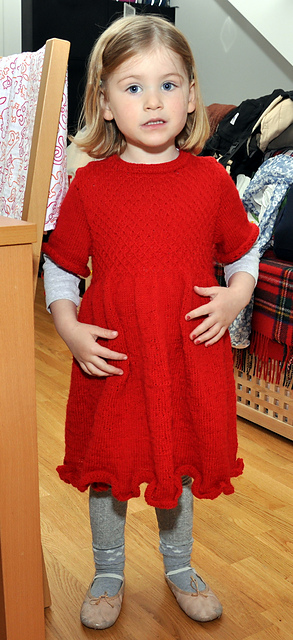 5 Kleid mit Rüsche und Smokeffekt