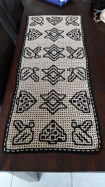 Christmas Table Runner Interwoven crochet Light
